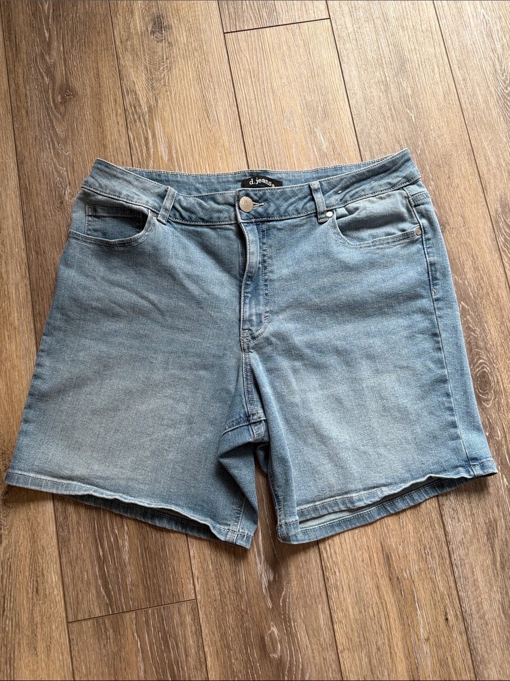 d.jeans Light Wash Denim Shorts with Classic Stitching